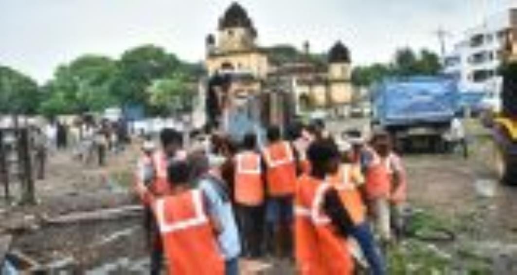 रिफा-ए-क्लब में एलडीए ने कब्जे साफ कराए। कार्रवाई का लोगों ने विरोध भी किया। इस दौरान गृहस्थी उ