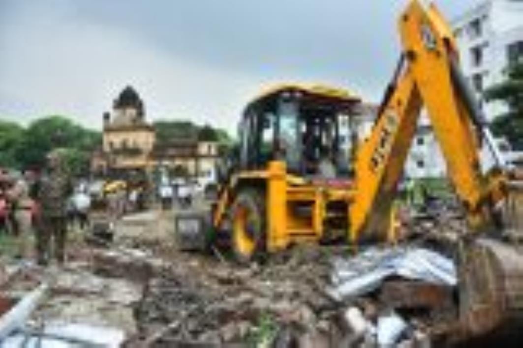 रिफा-ए-क्लब में एलडीए ने कब्जे साफ कराए। कार्रवाई का लोगों ने विरोध भी किया। इस दौरान गृहस्थी उ
