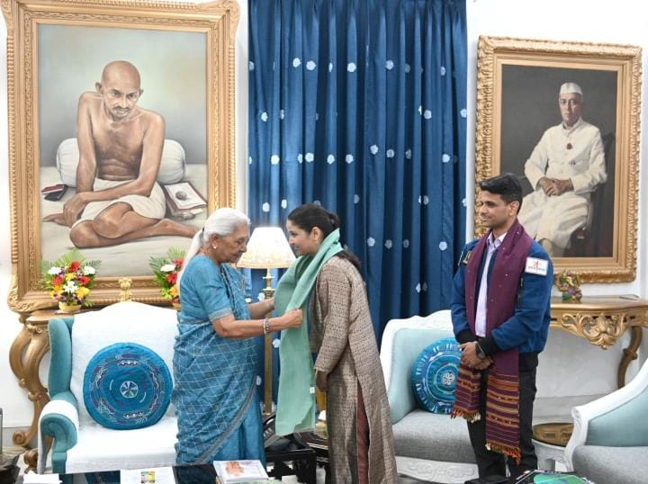 राज्यपाल आनंदीबेन पटेल से राजभवन में मंगलवार को अंतरिक्ष यात्री व ग्रुप कैप्टन शुभांशु शुक्ला न राज्यपाल आनंदीबेन पटेल से राजभवन में मंगलवार को अंतरिक्ष यात्री व ग्रुप कैप्टन शुभांशु शुक्ला न