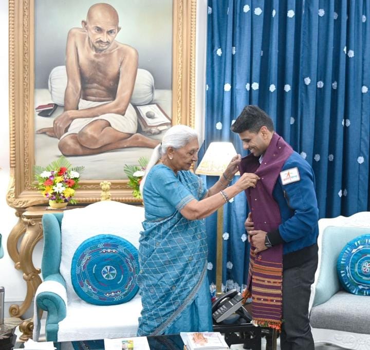 राज्यपाल आनंदीबेन पटेल से राजभवन में मंगलवार को अंतरिक्ष यात्री व ग्रुप कैप्टन शुभांशु शुक्ला न राज्यपाल आनंदीबेन पटेल से राजभवन में मंगलवार को अंतरिक्ष यात्री व ग्रुप कैप्टन शुभांशु शुक्ला न