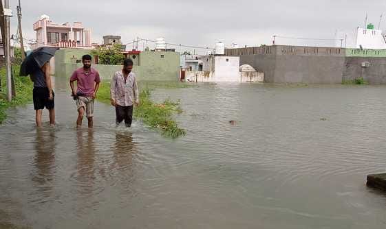 सांबा के औद्योगिक क्षेत्र में जलमग्न सडकों से गुजरते वाहन सांबा के औद्योगिक क्षेत्र में जलमग्न सडकों से गुजरते वाहन