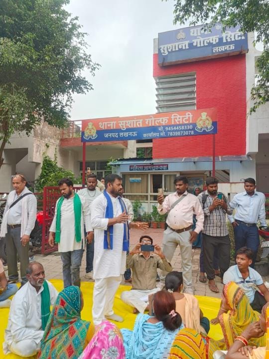 सुशांत गोल्फ सिटी थाने पर प्रदर्शन करते किसान। 