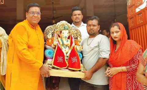 सदर तेली मोहल्ला मेरठ कैंट में गणेश जी की शोभा यात्रा निकाली गई। सदर तेली मोहल्ला मेरठ कैंट में गणेश जी की शोभा यात्रा निकाली गई।