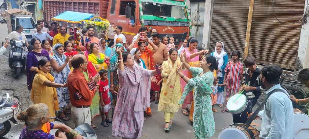 सदर तेली मोहल्ला मेरठ कैंट में गणेश जी की शोभा यात्रा निकाली गई। सदर तेली मोहल्ला मेरठ कैंट में गणेश जी की शोभा यात्रा निकाली गई।