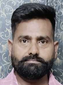 शहर की बीच सड़कों पर घूम रहे छुट्टा पशु। संवाद शहर की बीच सड़कों पर घूम रहे छुट्टा पशु। संवाद