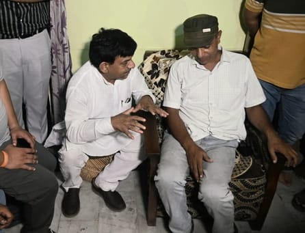 शहर के रामलीला टिल्ला पर पीड़ित परिवार से जानकारी लेते कौशल विकास राज्यमंत्री कपिल देव अग्रवाल 
