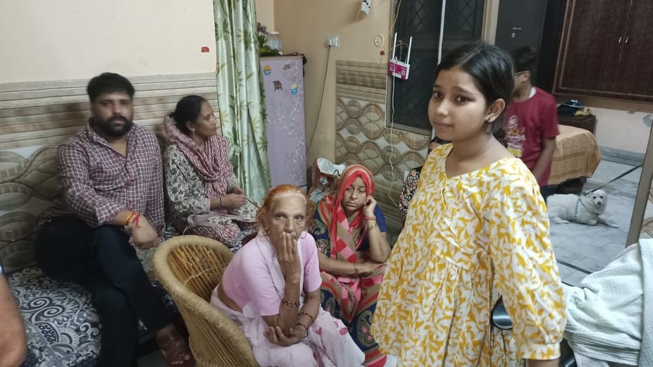 शहर के रामलीला टिल्ला पर पीड़ित परिवार से जानकारी लेते कौशल विकास राज्यमंत्री कपिल देव अग्रवाल 