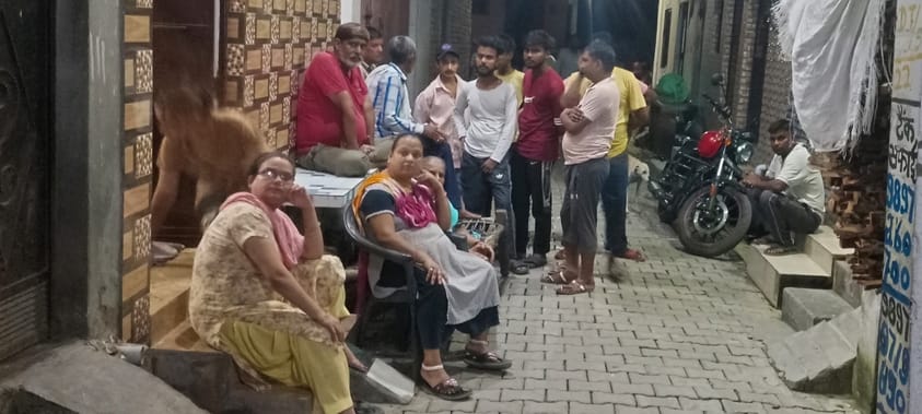 शहर के रामलीला टिल्ला पर पीड़ित परिवार से जानकारी लेते कौशल विकास राज्यमंत्री कपिल देव अग्रवाल 