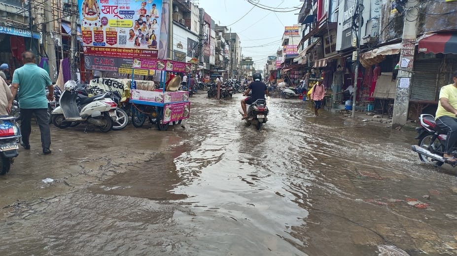 शहर के शुक्लकुंड रोड पर जलभराव। संवाद शहर के शुक्लकुंड रोड पर जलभराव। संवाद