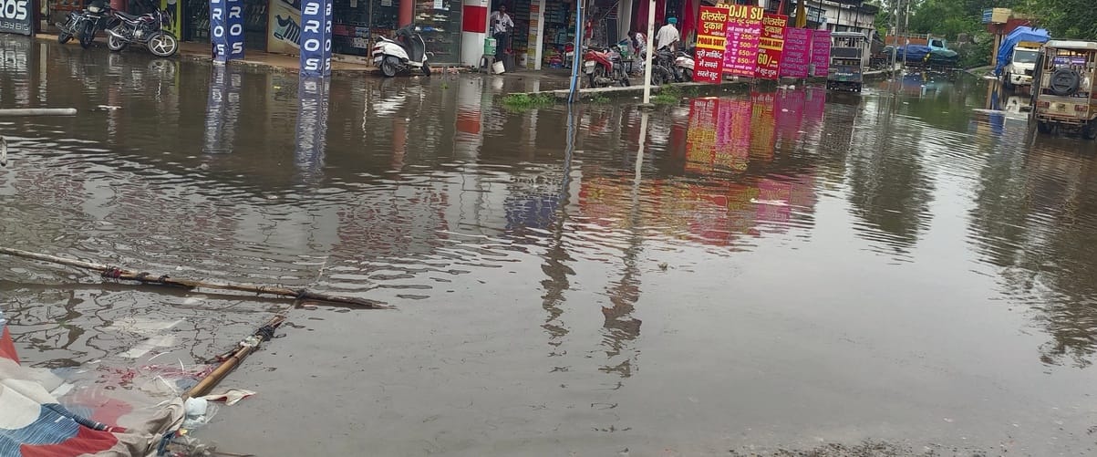 शहर के शुक्लकुंड रोड पर जलभराव। संवाद शहर के शुक्लकुंड रोड पर जलभराव। संवाद