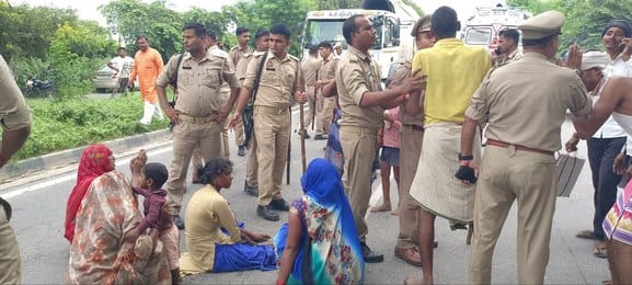 शव ले जाने को परिजनों को रोकती पुलिस शव ले जाने को परिजनों को रोकती पुलिस