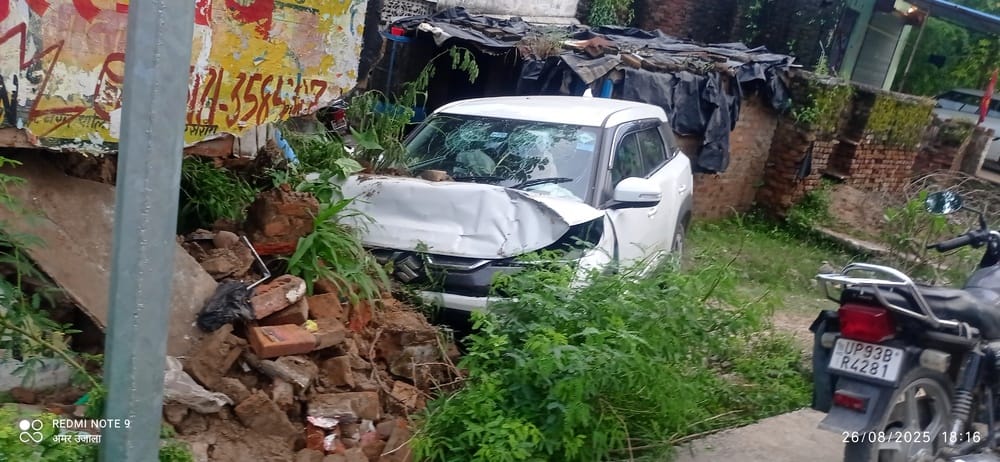 फ़ोटो अनियंत्रित होकर सड़क किनारे बने मकान की दीवार घर मे घुसी कार