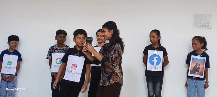 तिकुनिया जैन स्थानक में नाटक मंचन करने वाले बच्चों को पुरस्कृत करते जैन सनत जी। संवाद तिकुनिया जैन स्थानक में नाटक मंचन करने वाले बच्चों को पुरस्कृत करते जैन सनत जी। संवाद