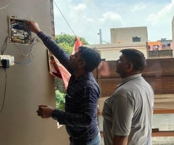 27जेएनडी17-नरवाना रोड स्थित सुकुन होटल में छापेमारी करने पहुंची सीएम फ्लाइंग। स्रोत शहरवासी 27जेएनडी17-नरवाना रोड स्थित सुकुन होटल में छापेमारी करने पहुंची सीएम फ्लाइंग। स्रोत शहरवासी