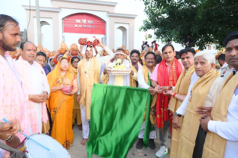 27जेएनडी32-रथ पर विराजमान गणपति महाराज की अष्टधातु से बनी प्रतिमा। संवाद 27जेएनडी32-रथ पर विराजमान गणपति महाराज की अष्टधातु से बनी प्रतिमा। संवाद