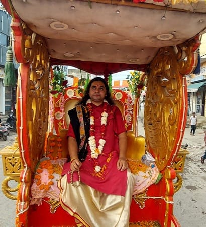 27जेएनडी32-रथ पर विराजमान गणपति महाराज की अष्टधातु से बनी प्रतिमा। संवाद 27जेएनडी32-रथ पर विराजमान गणपति महाराज की अष्टधातु से बनी प्रतिमा। संवाद