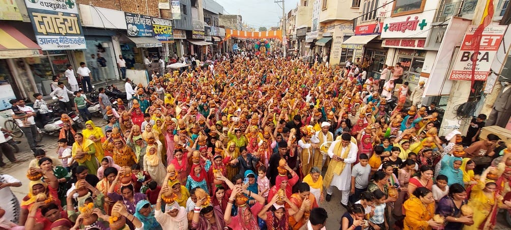 27जेएनडी32-रथ पर विराजमान गणपति महाराज की अष्टधातु से बनी प्रतिमा। संवाद 27जेएनडी32-रथ पर विराजमान गणपति महाराज की अष्टधातु से बनी प्रतिमा। संवाद