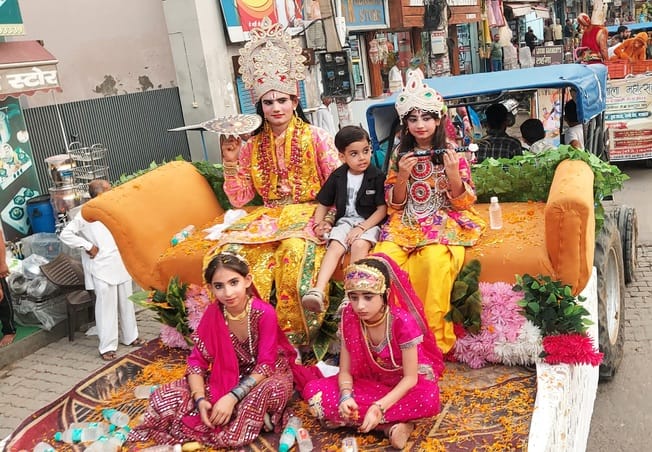 27जेएनडी32-रथ पर विराजमान गणपति महाराज की अष्टधातु से बनी प्रतिमा। संवाद 27जेएनडी32-रथ पर विराजमान गणपति महाराज की अष्टधातु से बनी प्रतिमा। संवाद
