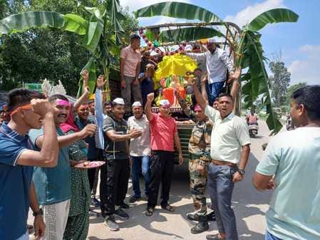 अंबाला छावनी में महेशनगर से गणपति बप्पा की मूर्ति लेकर जाते भक्त। संवाद अंबाला छावनी में महेशनगर से गणपति बप्पा की मूर्ति लेकर जाते भक्त। संवाद