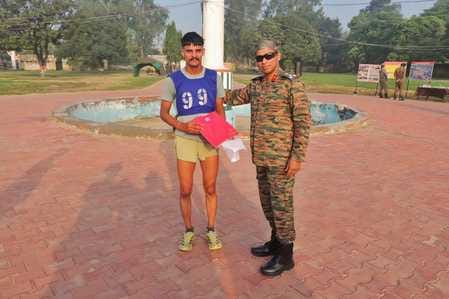 अग्निवीर भर्ती के दौरान निरीक्षण करते सेना के अधिकारी।-सेना अग्निवीर भर्ती के दौरान निरीक्षण करते सेना के अधिकारी।-सेना