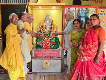 बिजनौर के सराफा बाजार में भगवान गणेश की पूजा अर्चना करते श्रद्धालु। संवाद बिजनौर के सराफा बाजार में भगवान गणेश की पूजा अर्चना करते श्रद्धालु। संवाद