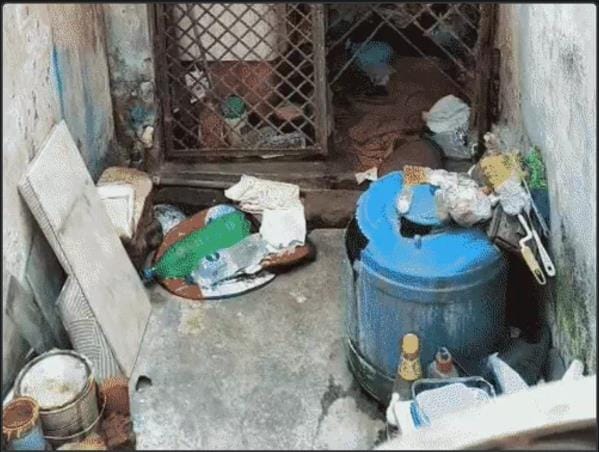 चाैपटिया में इसी घर में मिला दोनों भाइयों का शव।