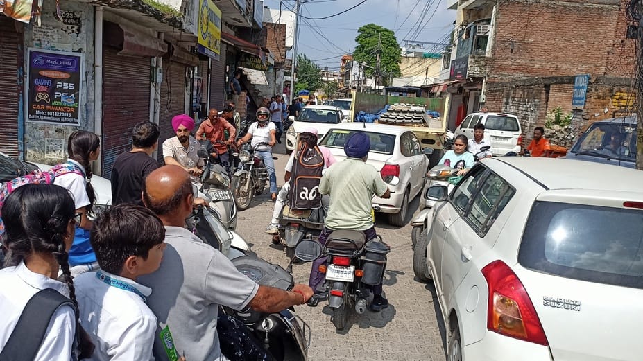 छोटी लाइन पर खराब सड़क की मरम्मत के कारण बंद किया गया रास्ता। संवाद छोटी लाइन पर खराब सड़क की मरम्मत के कारण बंद किया गया रास्ता। संवाद