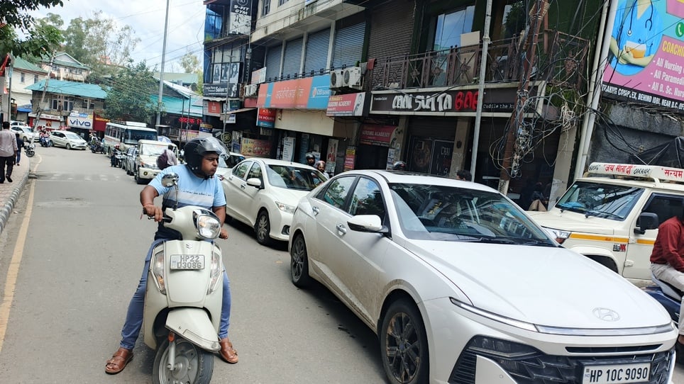 डांग क्वाली चौक पर कार-बस में हुई टक्कर। संवाद डांग क्वाली चौक पर कार-बस में हुई टक्कर। संवाद