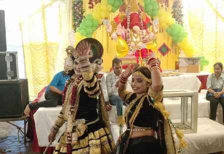 एल्डिको में शोभायात्रा में भजनों पर झूमते भक्तजन। संवाद