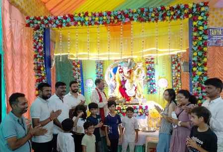 एल्डिको में शोभायात्रा में भजनों पर झूमते भक्तजन। संवाद