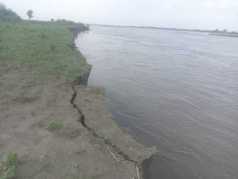 फोटो: 01 : सोनीपत के गांव गढ़ी बख्तावरपुर क्षेत्र में यमुना नदी में घटता पानी। संवाद
