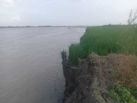 फोटो: 01 : सोनीपत के गांव गढ़ी बख्तावरपुर क्षेत्र में यमुना नदी में घटता पानी। संवाद
