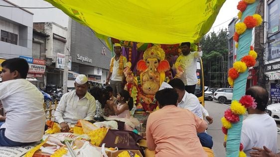 फोटो 30- सोनीपत के फैज बाजार में गणपति ग्रुप की ओर से 8वें गणपति आगमन समारोह को लेकर स्थापित की