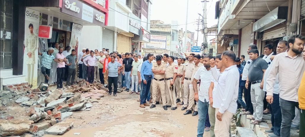 फोटो संख्या:57- नगर पालिका की ओर से सराफा बाजार में दुकानों के आगे पक्के अतिक्रमण को तोड़ती बुल फोटो संख्या:57- नगर पालिका की ओर से सराफा बाजार में दुकानों के आगे पक्के अतिक्रमण को तोड़ती बुल
