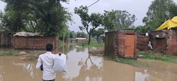 गंगा की बाढ़ में कटा तोफिया नगला को जाने वाला मार्ग। संवाद गंगा की बाढ़ में कटा तोफिया नगला को जाने वाला मार्ग। संवाद