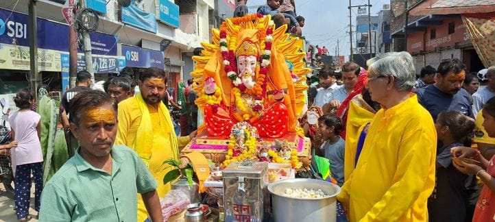 गणेश शोभायात्रा में शामिल पदाधिकारी व भक्त। संवाद गणेश शोभायात्रा में शामिल पदाधिकारी व भक्त। संवाद