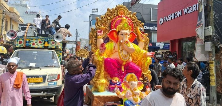 गणेश शोभायात्रा में शामिल पदाधिकारी व भक्त। संवाद गणेश शोभायात्रा में शामिल पदाधिकारी व भक्त। संवाद