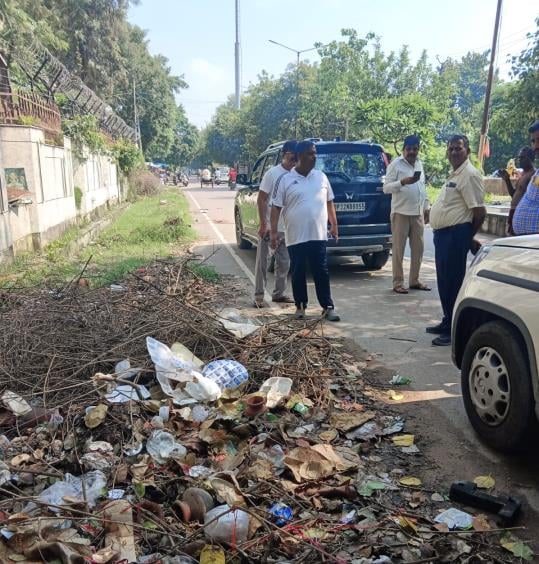 जगह-जगह बिखरी गंदगी।