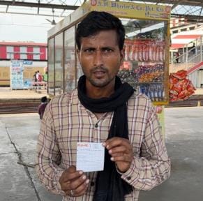 जम्मू की ट्रेन में भीड़ एवं अपनी पीड़ा सुनाते रेल यात्री। जम्मू की ट्रेन में भीड़ एवं अपनी पीड़ा सुनाते रेल यात्री।
