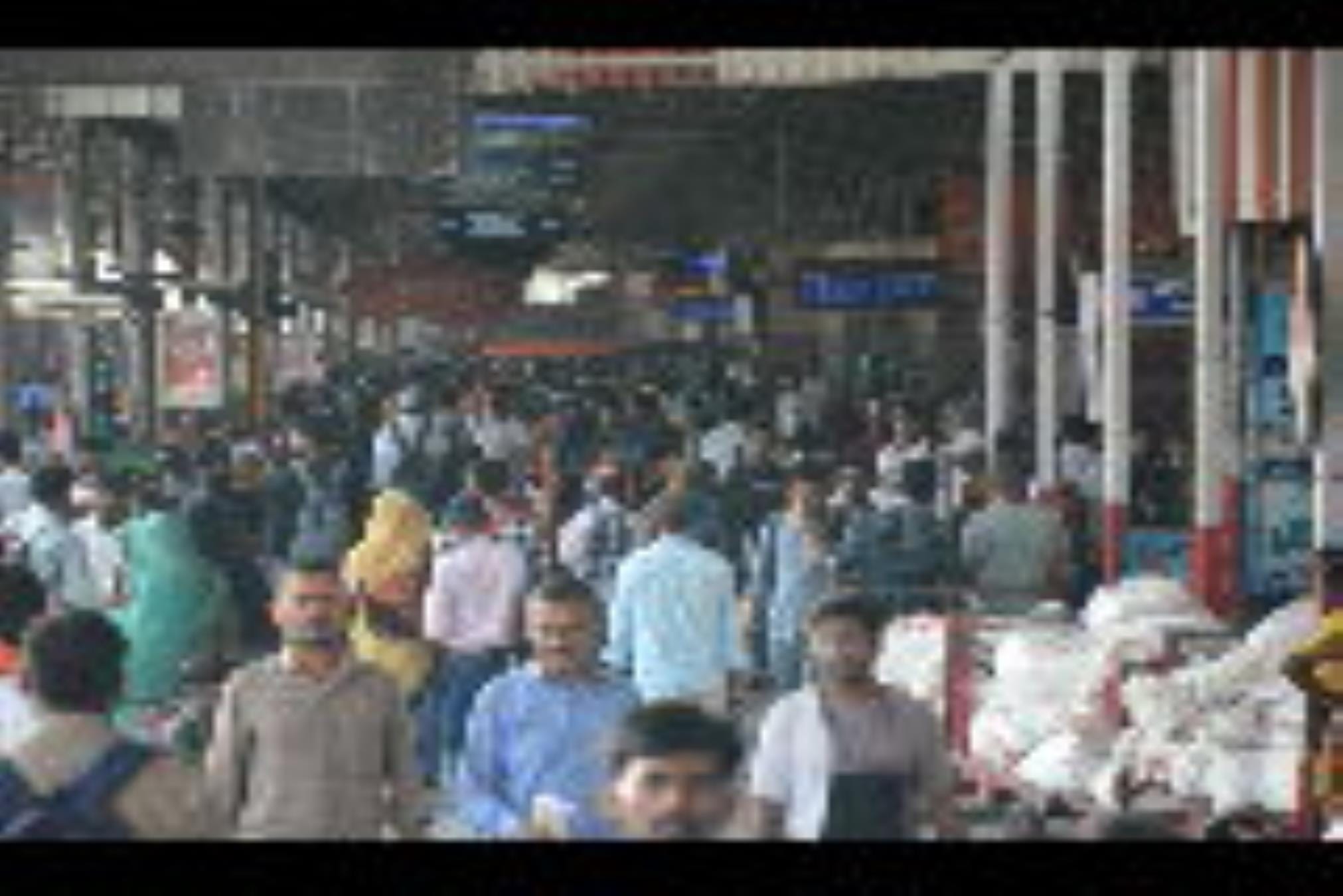 जम्मू की ट्रेन में भीड़ एवं अपनी पीड़ा सुनाते रेल यात्री। जम्मू की ट्रेन में भीड़ एवं अपनी पीड़ा सुनाते रेल यात्री।