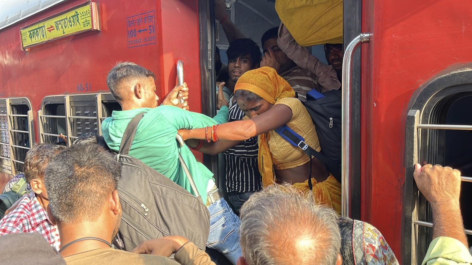 जम्मू की ट्रेन में भीड़ एवं अपनी पीड़ा सुनाते रेल यात्री। जम्मू की ट्रेन में भीड़ एवं अपनी पीड़ा सुनाते रेल यात्री।