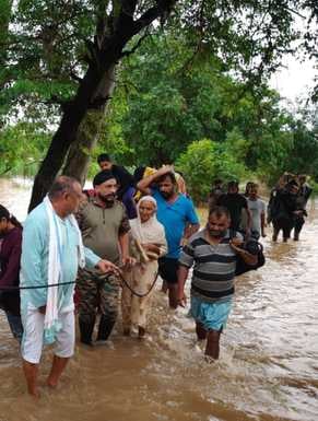 ज्योडियां। सीमावर्ती गांव दड़खोडा़ के लेागों को रैस्कयु करते सेना के जवान ज्योडियां। सीमावर्ती गांव दड़खोडा़ के लेागों को रैस्कयु करते सेना के जवान