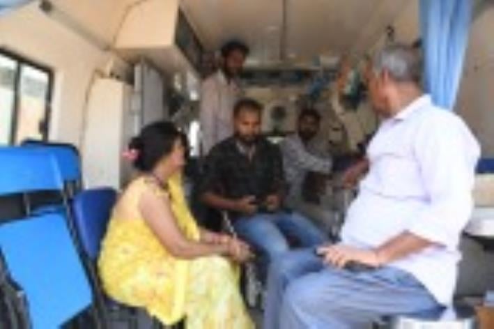 कैंप में जांच कराते लोग।