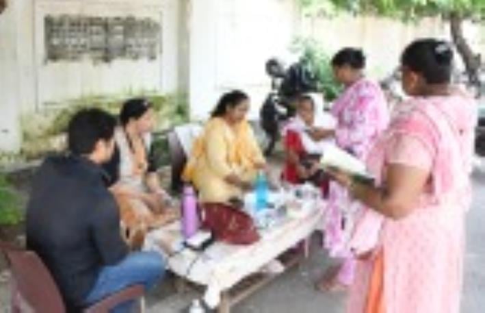 कैंप में जांच कराते लोग।