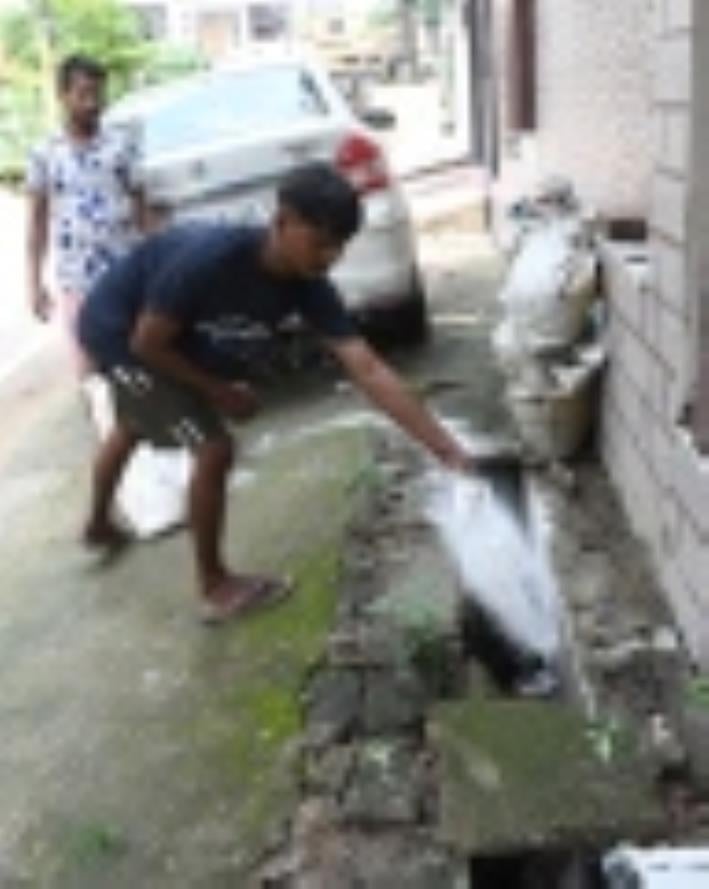 कैंप में जांच कराते लोग।