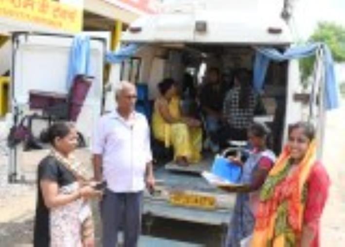 कैंप में जांच कराते लोग।