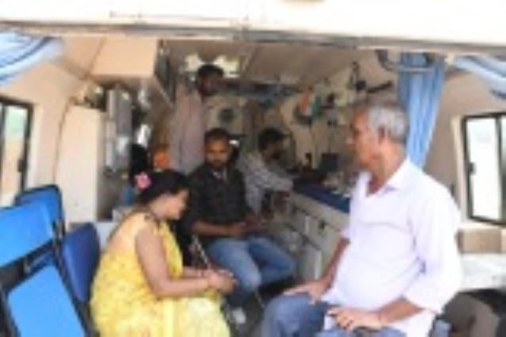 कैंप में जांच कराते लोग।