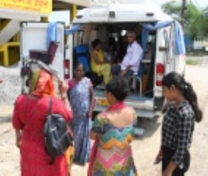 कैंप में दवा लेते लोग और इलाके में फैली गंदगी।