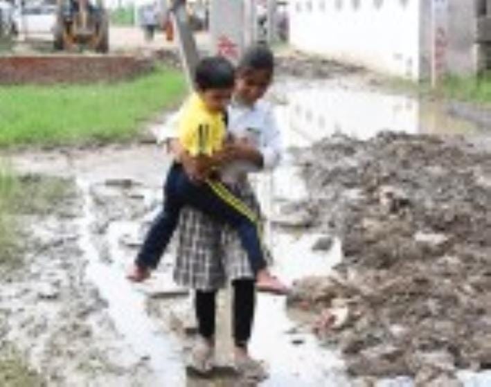मलबा डालने के बाद बदहाल हुई सड़क। मलबा डालने के बाद बदहाल हुई सड़क।
