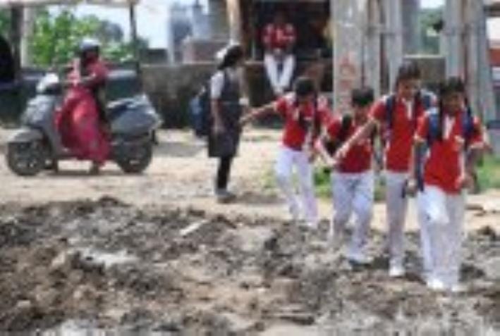 मलबा डालने के बाद बदहाल हुई सड़क। मलबा डालने के बाद बदहाल हुई सड़क।